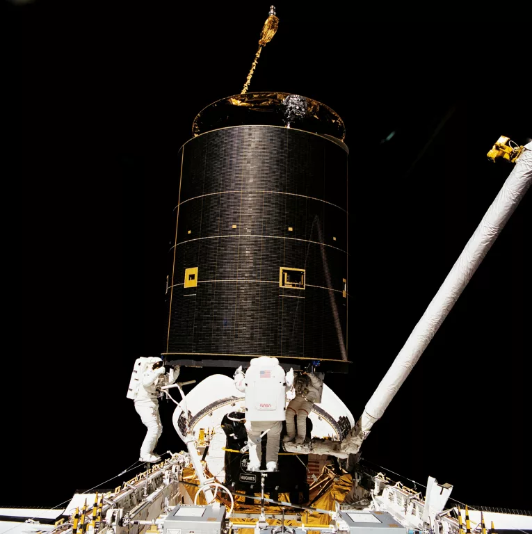 Three Crew Members Capture Intelsat VI GPN 2000 001035